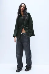 Camisa oversize de popelín de algodón, color verde oscuro, con cuello solapa, manga larga con puños abotonados y cierre frontal con botones.