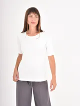 Remera de cuello redondo y manga corta, con un diseño básico y versátil de corte recto.