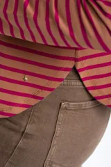 Remera de manga larga con diseño de rayas horizontales en blanco y negro, cuello redondo y corte ajustado al cuerpo.