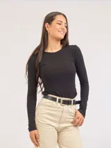 Camiseta de manga larga ajustada al cuerpo, confeccionada en tejido de algodón acanalado con cuello redondo.
