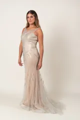 Vestido largo de fiesta color nude, con escote redondo con transparencia, espalda en V y bordados florales en hilo dorado.