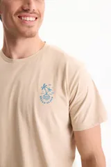Remera beige de manga corta con pequeño estampado azul en el pecho de palmeras y la inscripción "Hello Beach".