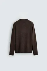Jersey de corte regular fit confeccionado en una mezcla de lana y cashmere. Presenta cuello redondo, manga larga y acabados en rib en puños y bajo.