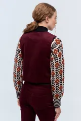 Chaleco de pana color bordó con corte sastrero y abotonado.