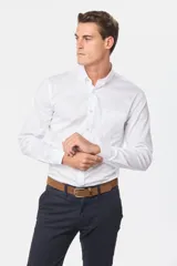 Camisa celeste lisa de corte clásico con cuello abotonado y bolsillo en el pecho.