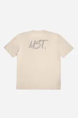 Remera de manga corta en color verde oscuro, confeccionada en tejido con textura tipo waffle. Presenta un diseño minimalista con el logo 'MST.' estampado en tono beige en el pecho y un corte regular con estructura firme.