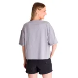 Remera oversize de algodón color gris, con cuello redondo y mangas cortas. Presenta un estampado gráfico en el pecho con el logo de la marca y una pequeña etiqueta en el dobladillo.