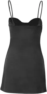 Vestido corto negro con breteles finos, corte entallado y falda suelta.