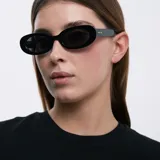 Lentes de sol negros con montura ovalada gruesa de acetato. Lentes polarizadas alemanas con protección UV400, recubrimiento antiscratch y superhydrophobic.