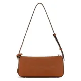 Cartera tipo baguette de la marca Guess, color marrón, con estructura firme, cierre superior y correa ajustable. Presenta herrajes dorados, logo frontal y un charm decorativo en forma de corazón.