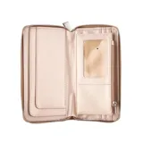 Monedero color beige de charol con cierre metálico y logo de la marca Terrano en el frente.