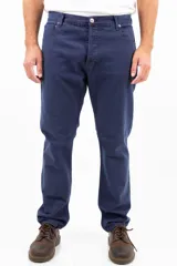 Pantalón de jean azul con corte clásico, tiro medio y corte recto.