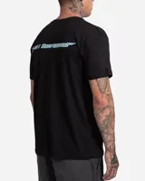 Remera negra de manga corta con cuello redondo, confeccionada en algodón, con pequeño estampado circular en el pecho y diseño de marca en la espalda.