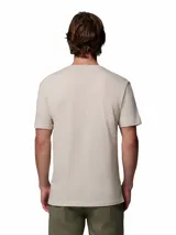 Remera de manga corta color beige con cuello redondo y estampado del logo de la marca Columbia en el pecho.