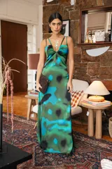 Vestido largo de satén con estampado abstracto en tonos verdes y azules, con escote halter cruzado, frunces en el busto y detalle cut out central.