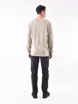 Remera blanca de manga larga, corte holgado y cuello redondo.