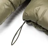 Campera puffer verde con capucha y cuello alto. Tiene cierre frontal con cremallera y botones a presión. Cuenta con dos bolsillos externos y sistema de ajuste regulable en la parte baja. Es acolchada, liviana y de corte regular.