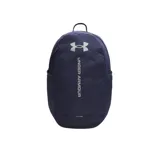 Mochila Under Armour Hustle Little Backpack de color azul oscuro, con el logotipo y la inscripción de la marca en color gris en el frente.