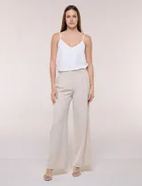 Pantalón de vestir de tiro alto, color beige, con corte wide leg y pinzas frontales.