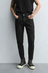 Jeans de hombre, corte skinny y largo cropped, color negro lavado. Presenta cinco bolsillos y cierre frontal con cremallera y botón.