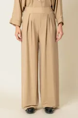 Pantalón italiano ancho de lurex color dorado, con pinzas delanteras.