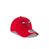 Gorra New Era roja con logo bordado de los Chicago Bulls.