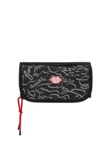 Necessaire rectangular de color negro con estampado de letras en gris y logo de labios rojos con la inscripción 'Oreiro Love' en el centro. Cuenta con cierre perimetral y tirador de cordón rojo.