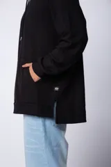 Buzo tipo canguro con capucha, confeccionado en una combinación de algodón rústico y microfibra. Presenta un diseño bicolor en tonos rosado y verde militar, con bolsillo frontal tipo canguro en contraste, cordones ajustables y estampa personalizada en el frente.