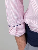 Camisa celeste de corte clásico, con cuello abotonado, manga larga y logo bordado en el pecho.