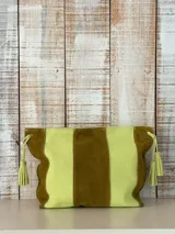Bolso tipo sobre de gamuza con diseño de franjas verticales en tonos verde manzana y marrón, adornado con borlas colgantes en los laterales.