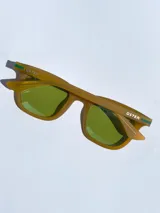 Lentes de sol con armazón de color gris mate y detalles en azul en las patillas. Cuentan con cristales oscuros polarizados y protección UV 400.