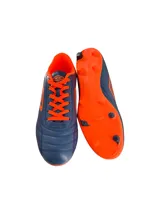 Championes de fútbol Umbro modelo Clasic II HG, color azul marino con suela y tapones en color naranja. Presenta el logo de la marca en blanco en el lateral y cierre con cordones.