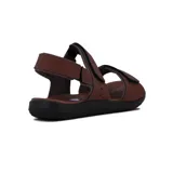 Sandalia de hombre con diseño de dos tiras ajustables mediante velcro y pulsera trasera, confeccionada en material sintético de color marrón oscuro con suela ergonómica.