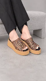Zueco de plataforma corrida modelo Dakota, con capellada ancha con estampado animal print tipo leopardo, taco alto y diseño abierto.