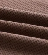 Remera de corte comfort, cuello redondo y manga corta, confeccionada en tejido de algodón con textura.