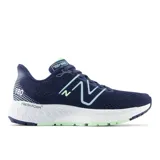 Championes de running New Balance modelo 880 v13, color azul marino con detalles en celeste y verde claro. Presentan empeine de malla técnica transpirable, entresuela con tecnología Fresh Foam X para mayor amortiguación y suela de goma NDurance para mayor durabilidad.