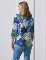 Blusa estampada con cuello redondo y mangas 3/4. Tiene apliques de botones en los hombros.