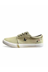 Calzado náutico azul marino con cordones oscuros, suela blanca de goma y detalle de logo bordado en el lateral. Cuenta con ojales metálicos y apliques en marrón claro.