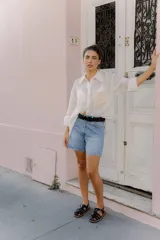 Sandalias de cuero con tiras entrecruzadas, suela plana y hebilla lateral.