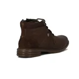 Bota acordonada de cuero color marrón oscuro, con suela de goma y detalle de costuras.