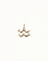 Charm con forma del símbolo del zodiaco Acuario, diseñado con una estética inspirada en un clavo, fabricado en metal con baño de plata.