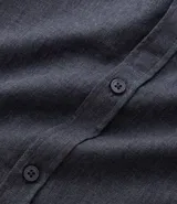 Camisa de manga larga confeccionada en tricolina de algodón, con cuello inglés, cierre frontal de botones y puños abotonados. Diseño liso y versátil.