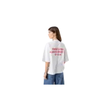 Remera oversize gris melange de manga corta con estampa frontal en color rojo que incluye texto institucional de la marca.