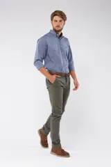 Pantalón de corte recto y ajuste entallado, confeccionado en tejido con spandex para mayor flexibilidad. Presenta cierre frontal con botón y cremallera, bolsillos laterales y traseros, y trabillas para cinturón.