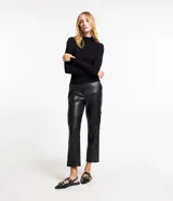 Blusa verde oscuro de viscosa con cuello alto y mangas largas con abertura en el puño.