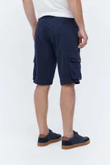 Bermuda cargo azul marino con bolsillos frontales amplios y bolsillos laterales con solapa en las piernas, cintura con pasadores y corte relajado hasta la rodilla.