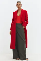 Abrigo entallado de Zara Woman Collection confeccionado en mezcla de lana, con cuello de solapa, manga larga con hombreras, falsos bolsillos de solapa y cierre frontal con botones.