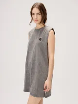 Vestido tipo remerón color gris con efecto acid wash, corte holgado, cuello redondo y sisas anchas con hombreras. Cuenta con bordado del logo en hilo oscuro en el pecho.