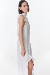 Vestido midi de lino color celeste, con escote halter alto y detalle de volados en el bajo.