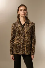 Blazer de poliéster con estampado animal print de leopardo, diseño holgado, cuello solapa, cierre frontal con botones y flecos decorativos en el pecho y la espalda. Incluye bolsillos frontales.